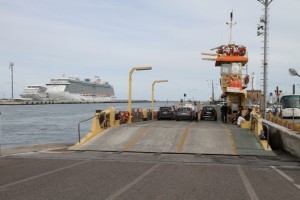 Automobili e passeggeri a bordo del traghetto