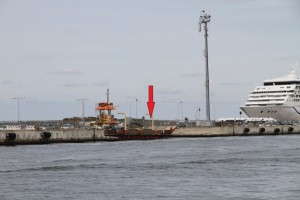 Il traghetto ormeggiato dall’altra parte del canale Candiano