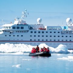 Hanseatic completa il passaggio a Nord Est