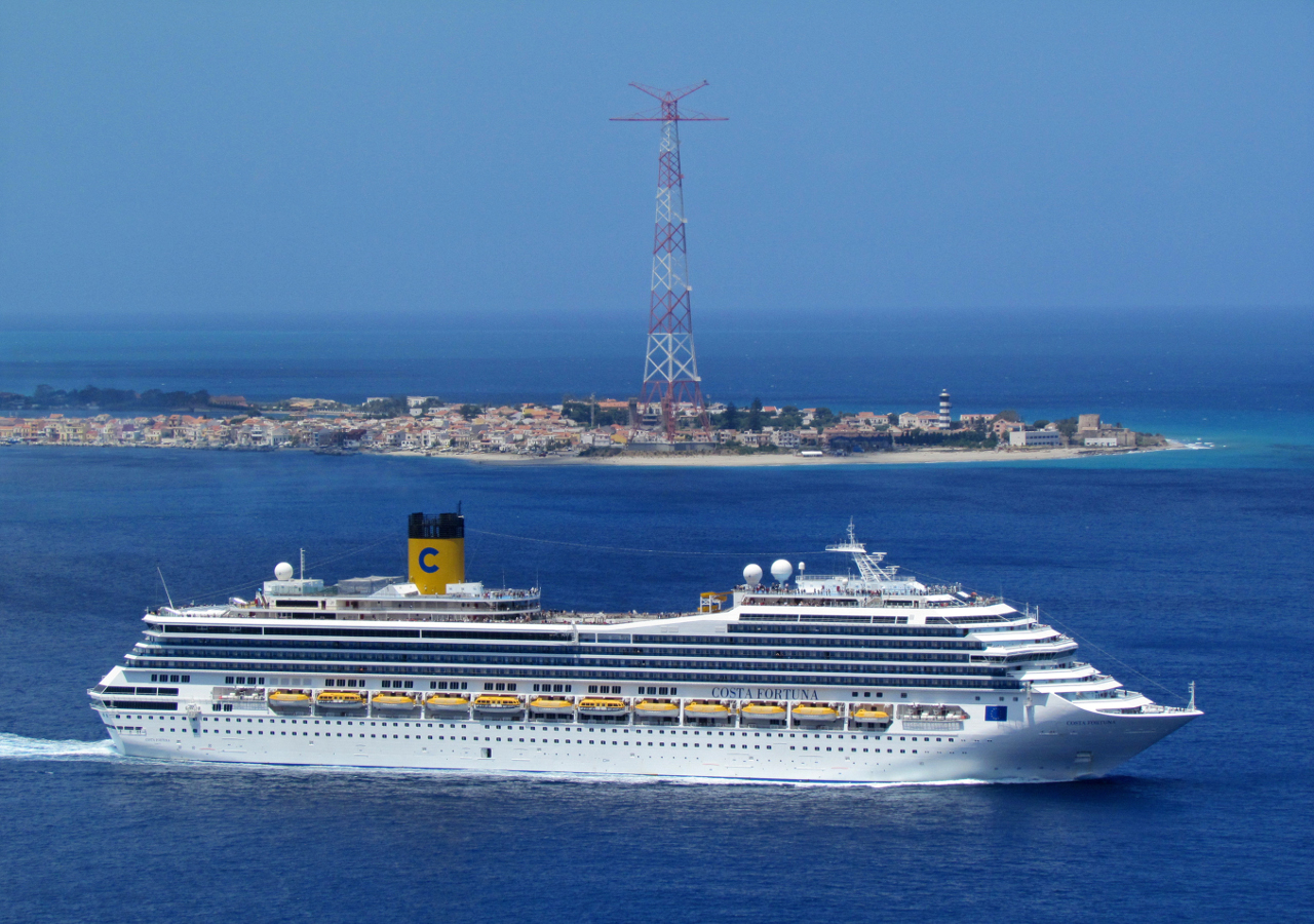 Costa Fortuna in transito sullo Stretto di Messina