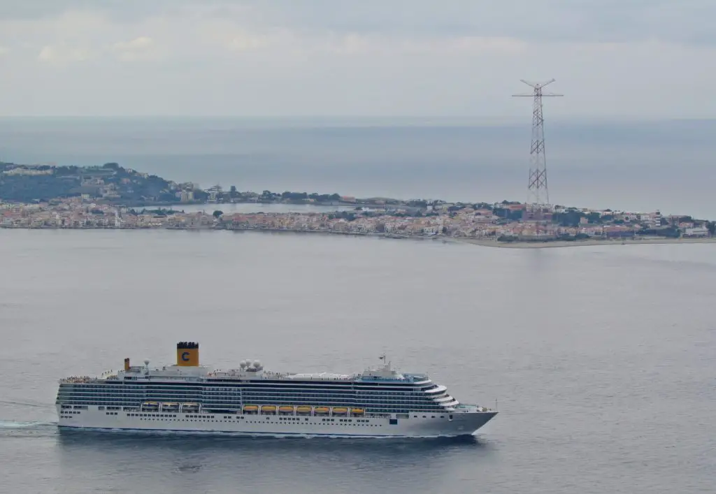 Costa Luminosa in transito sullo Stretto di Messina