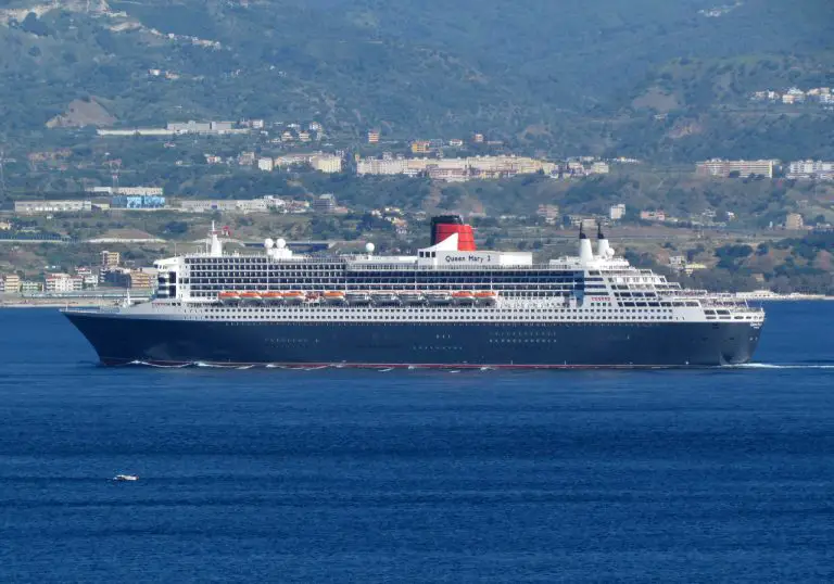 Queen Mary 2 in transito sullo Stretto di Messina