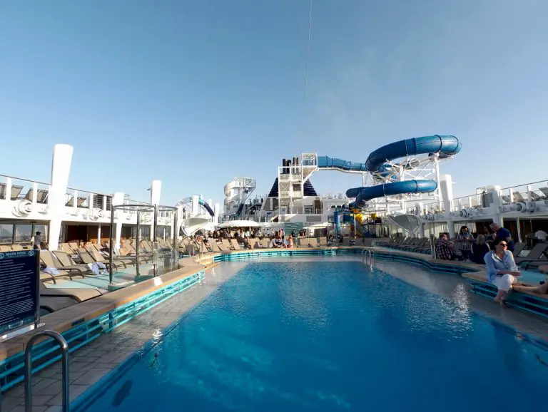 Norwegian_Bliss_swimming_pool_100_2329